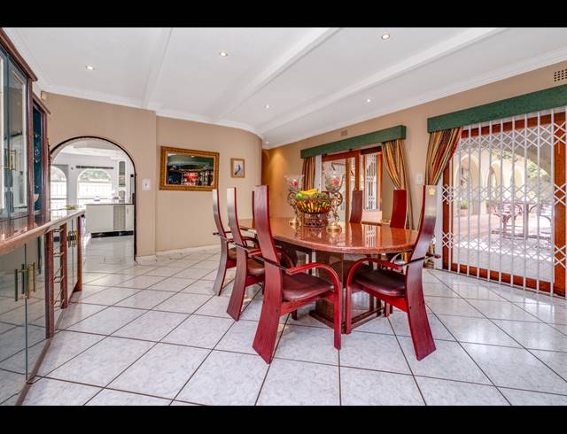 9 BEDROOM FREESTANDING FOR SALE IN BRYANSTON